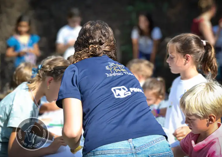 Monitora y niños en los Campamentos hípicos de PHR en Madrid